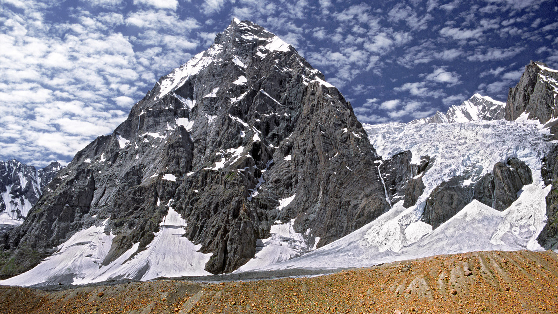 Shani expeditie met shani oostwand - bergbeklimmer Melvin Redeker