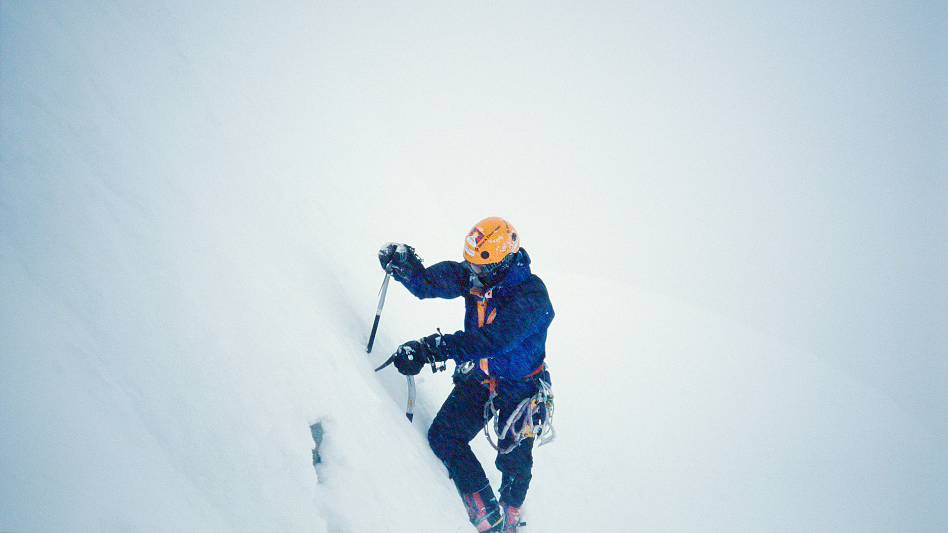 Melvin Redeker in de mist op de topgraat, Thalay Sagar