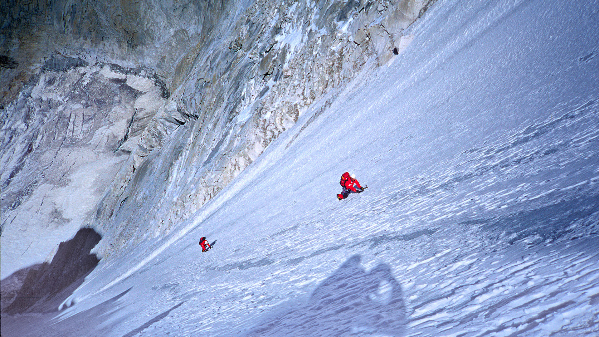 Beklimming van een ijscouloir naar de col - Bhrigupanth Expeditie bergbeklimmer Melvin Redeker