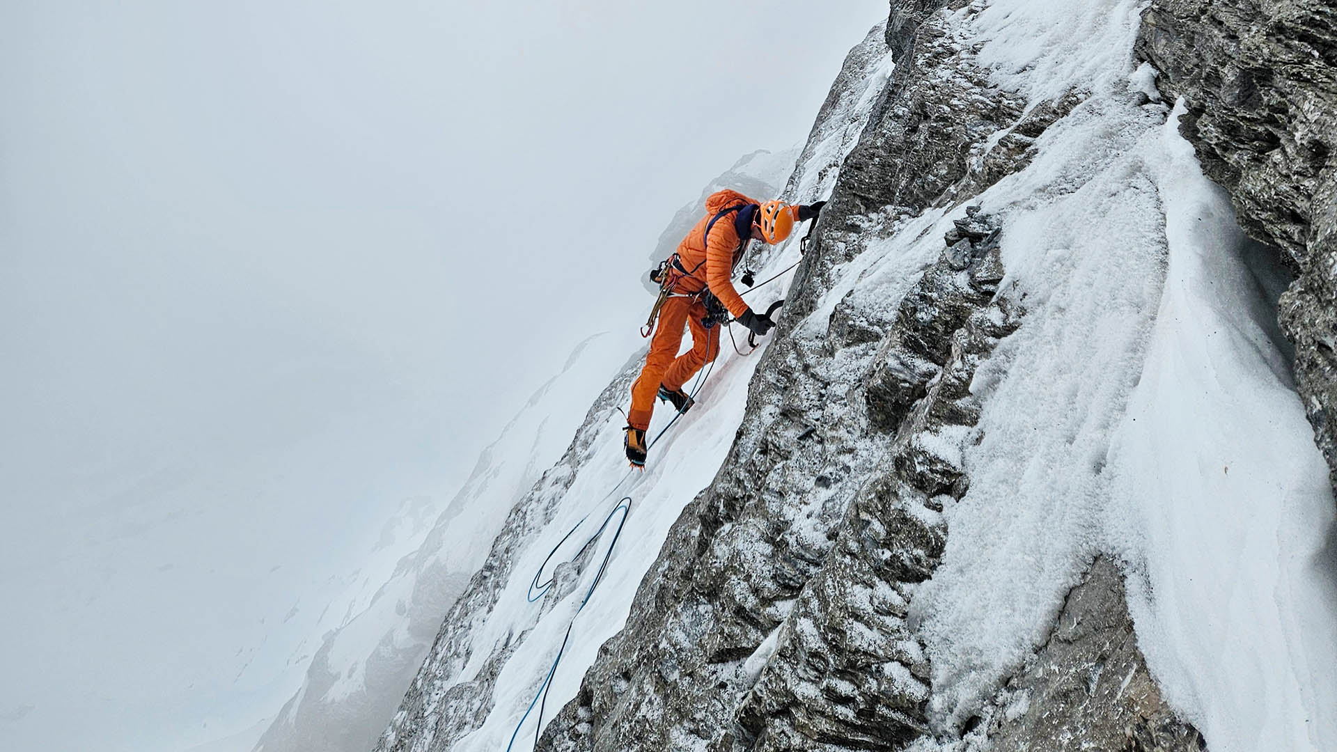 Bergbeklimmer Melvin Redeker tijdens de verkenning van het eerste deel van de route onderin de Eiger noordwand.
