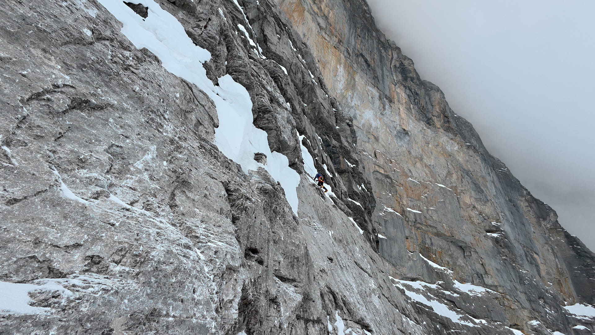 Eiger noordwand. Jelle klimt naar de Schwierige Riss toe. Wat een prachtige wand!