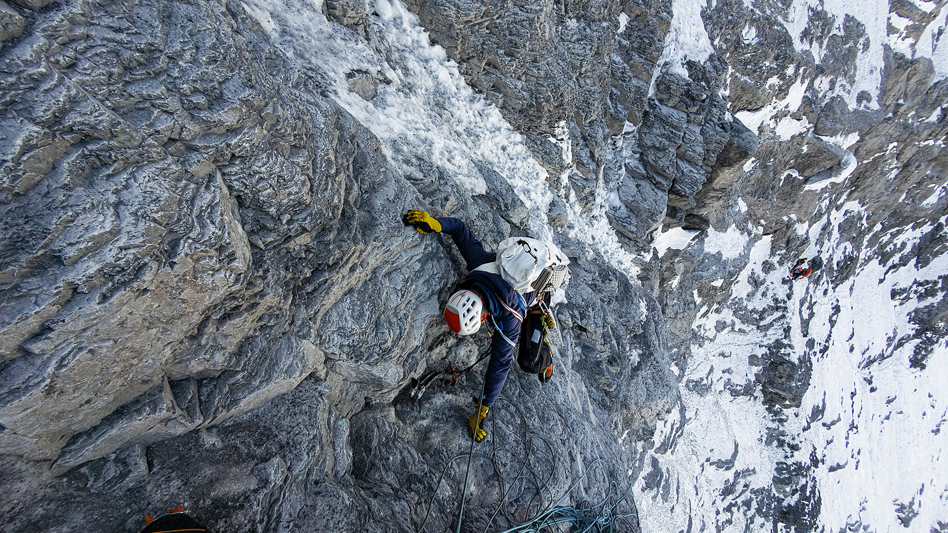 Jelle Staleman beklimt brakke rots op de flatiron in de Eiger noordwand.