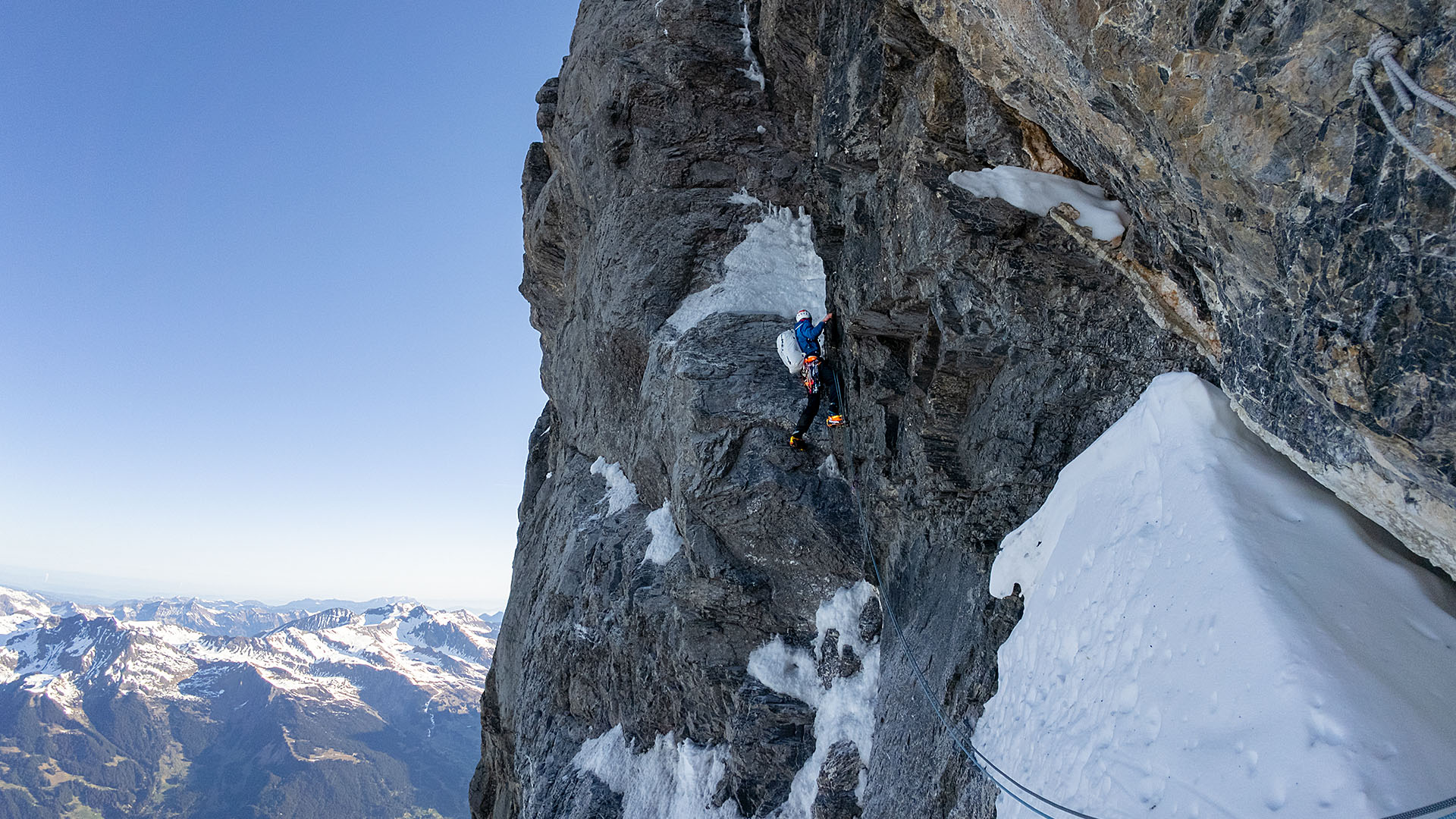 Jelle Staleman in de sleutellengte van de Eiger noordwand. Het watervalkamin.