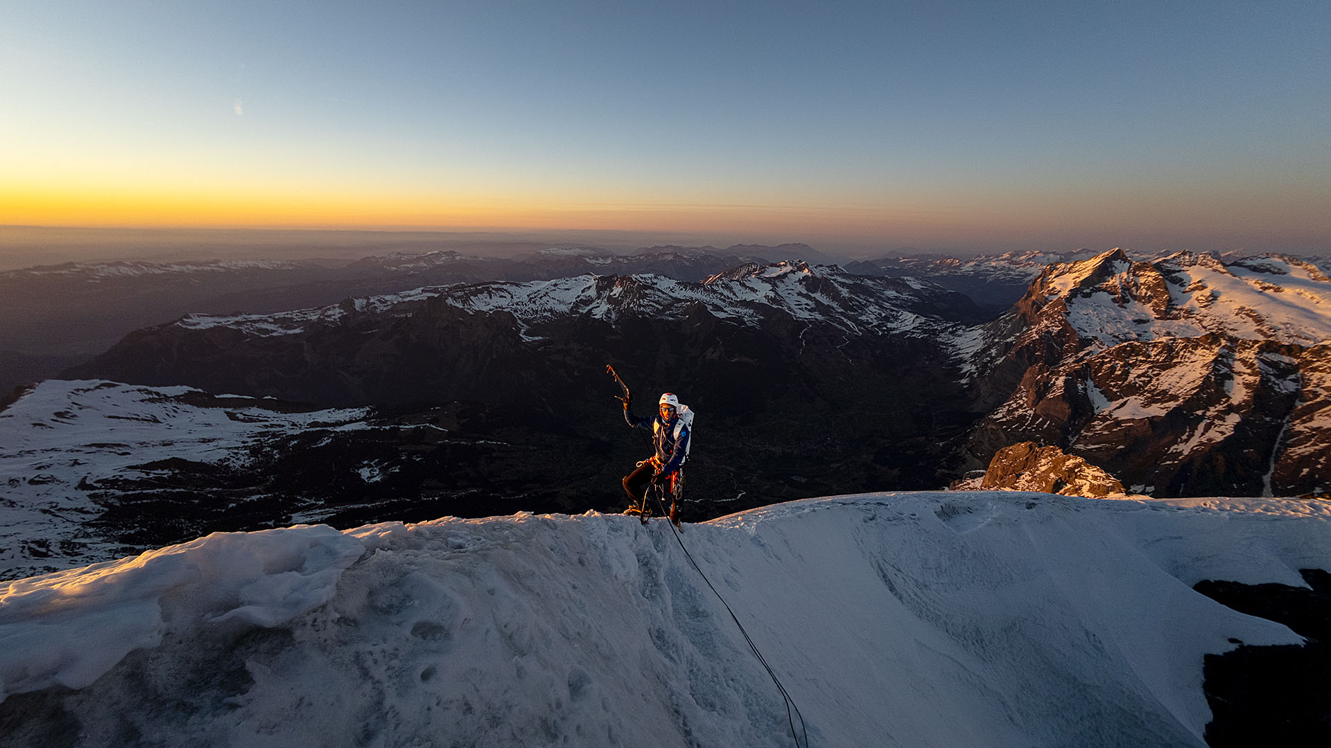 Jelle Staleman komt op de topgraat van de Eiger na beklimming van de Heckmair route in de Eiger noordwand.