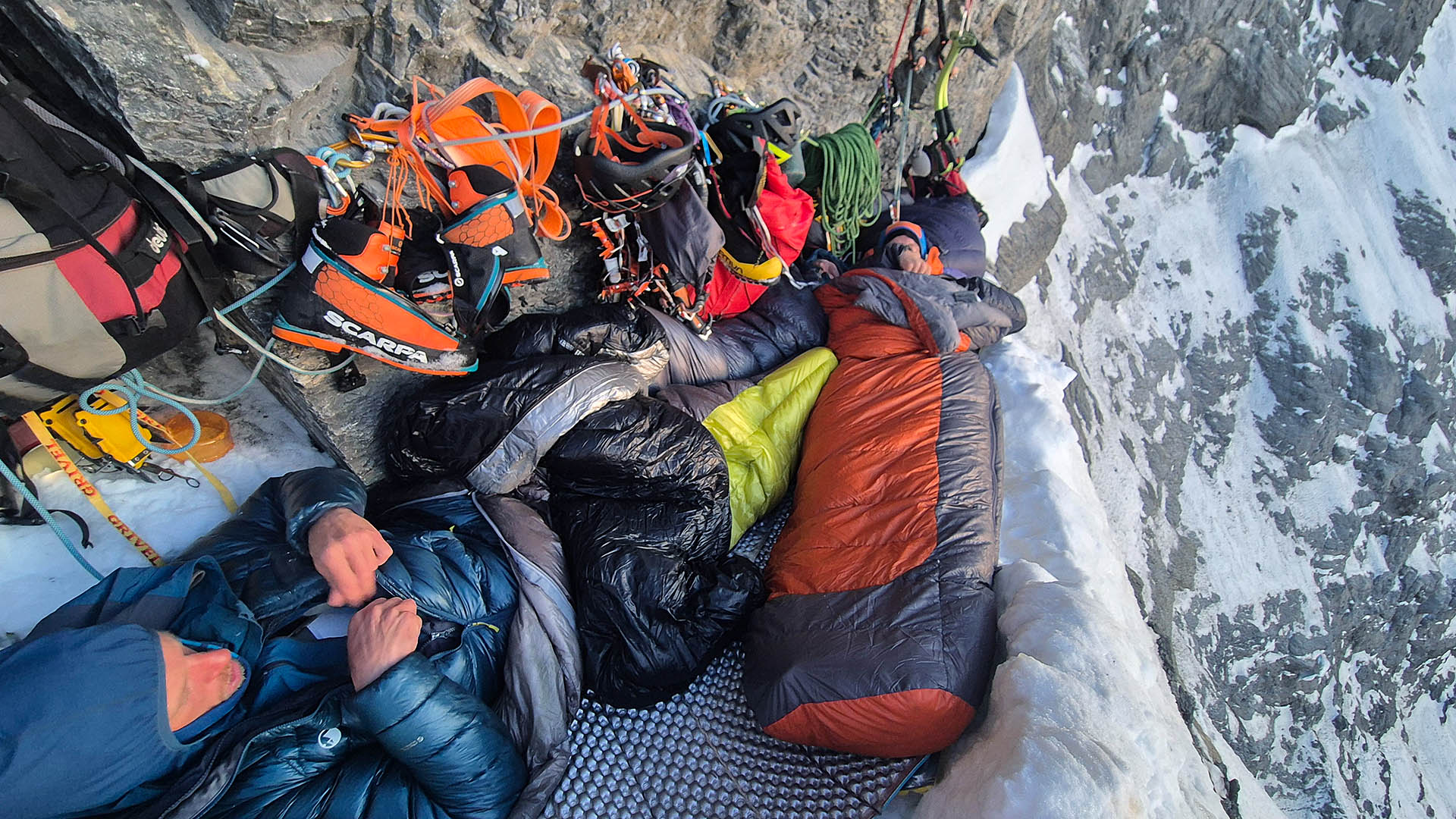 Dodenbivak in de Eiger noordwand. Lekker vol bivak, maar wel gezellig.