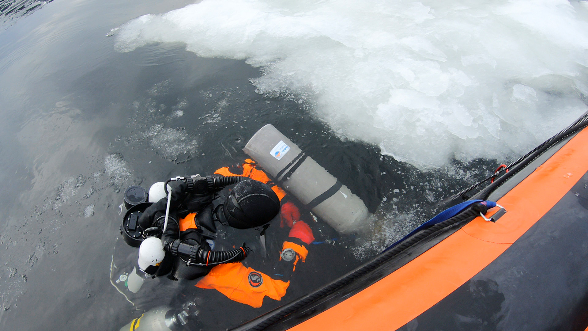 Expeditie koralen Noorwegen - Melvin Redeker tussen het ijs