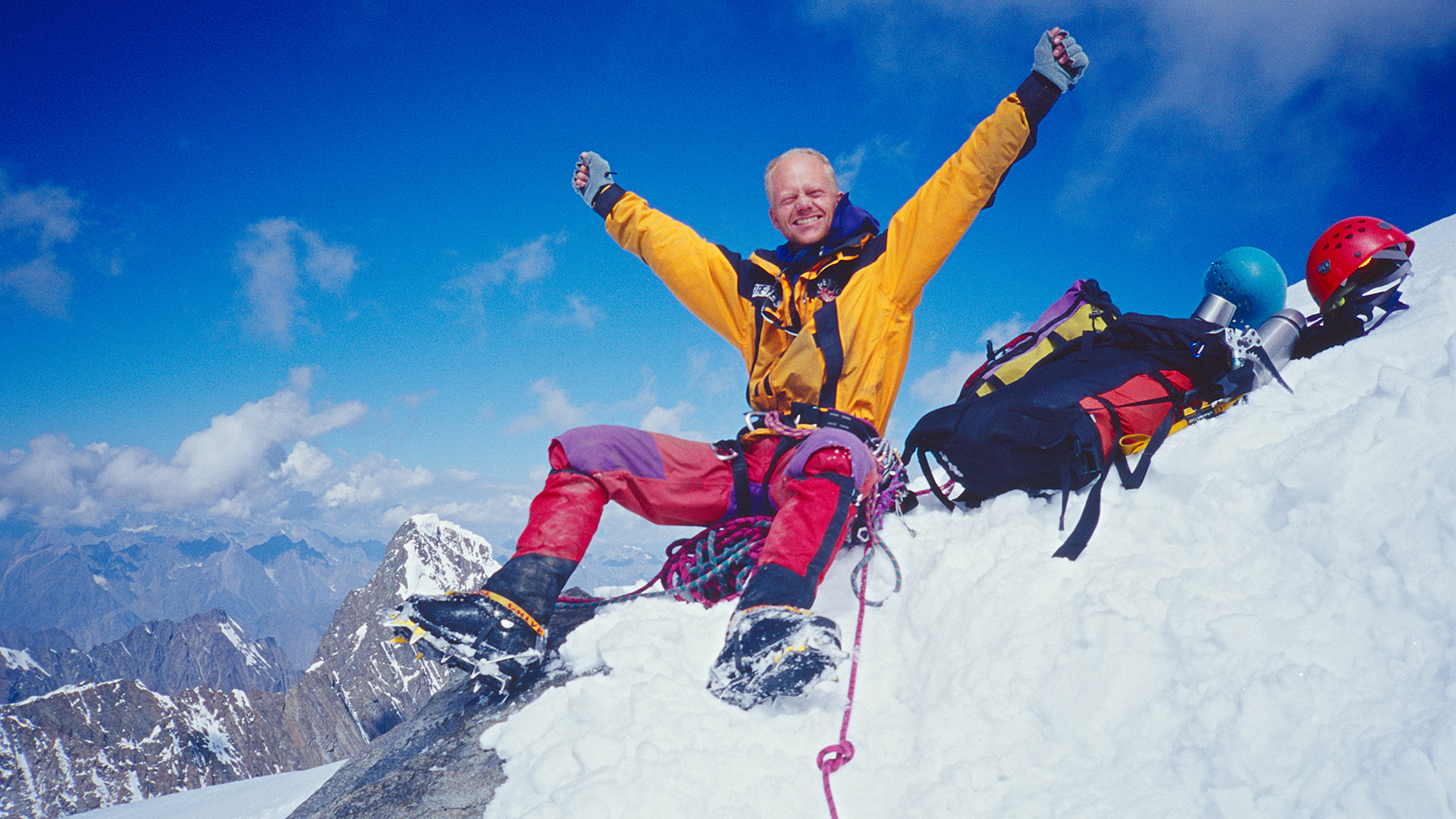 Melvin juichend op de top - bergbeklimmer Melvin Redeker