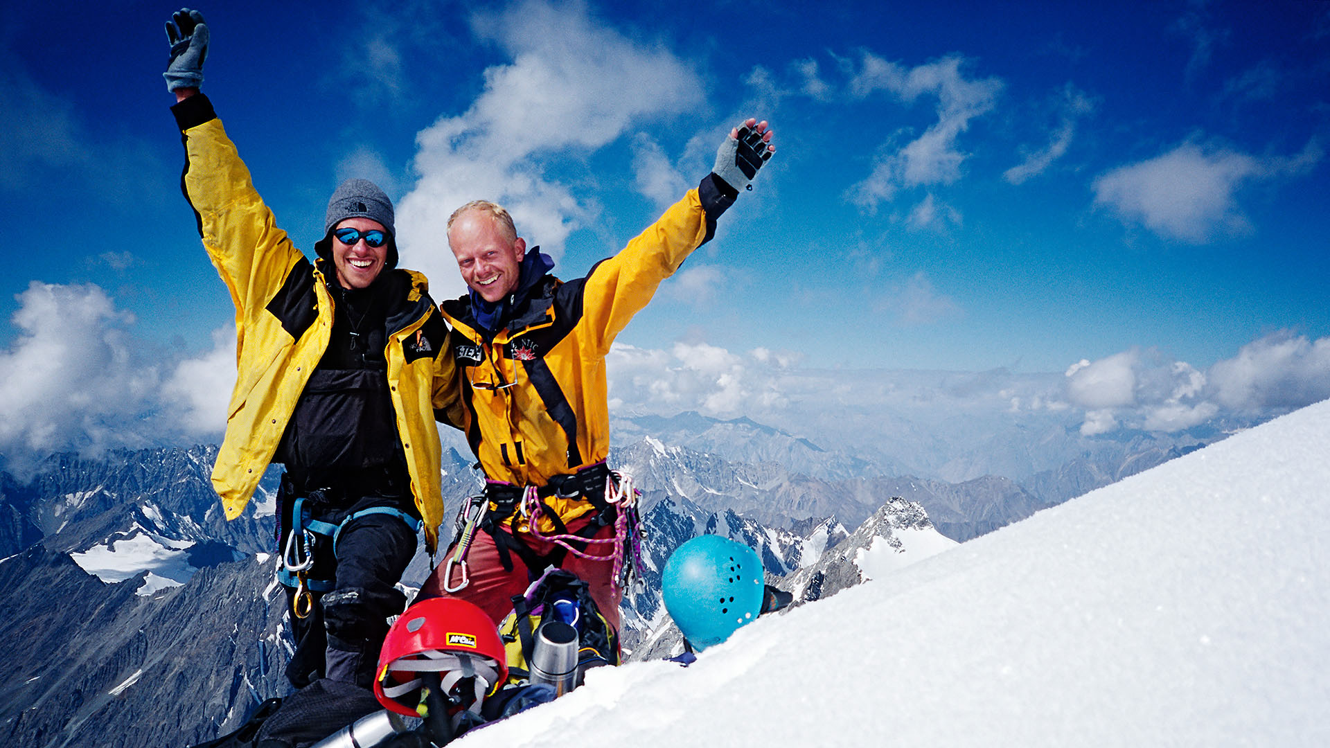 Bergbeklimmers Melvin Redeker en Andreas Amons op de top van Shani Peak