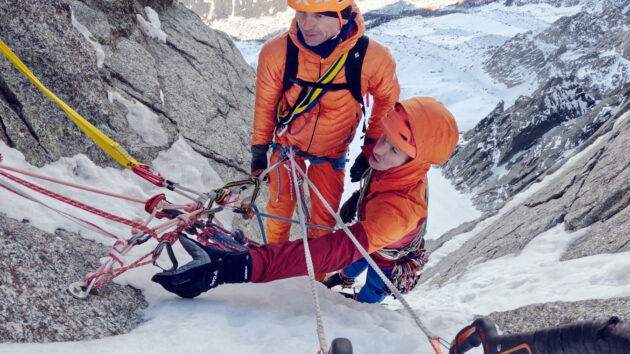 Interdependent team heeft samenwerken als kernwaarde. Hier in actie in de klimroute Beyond good and Evil op de Aiguille de Pelerins.