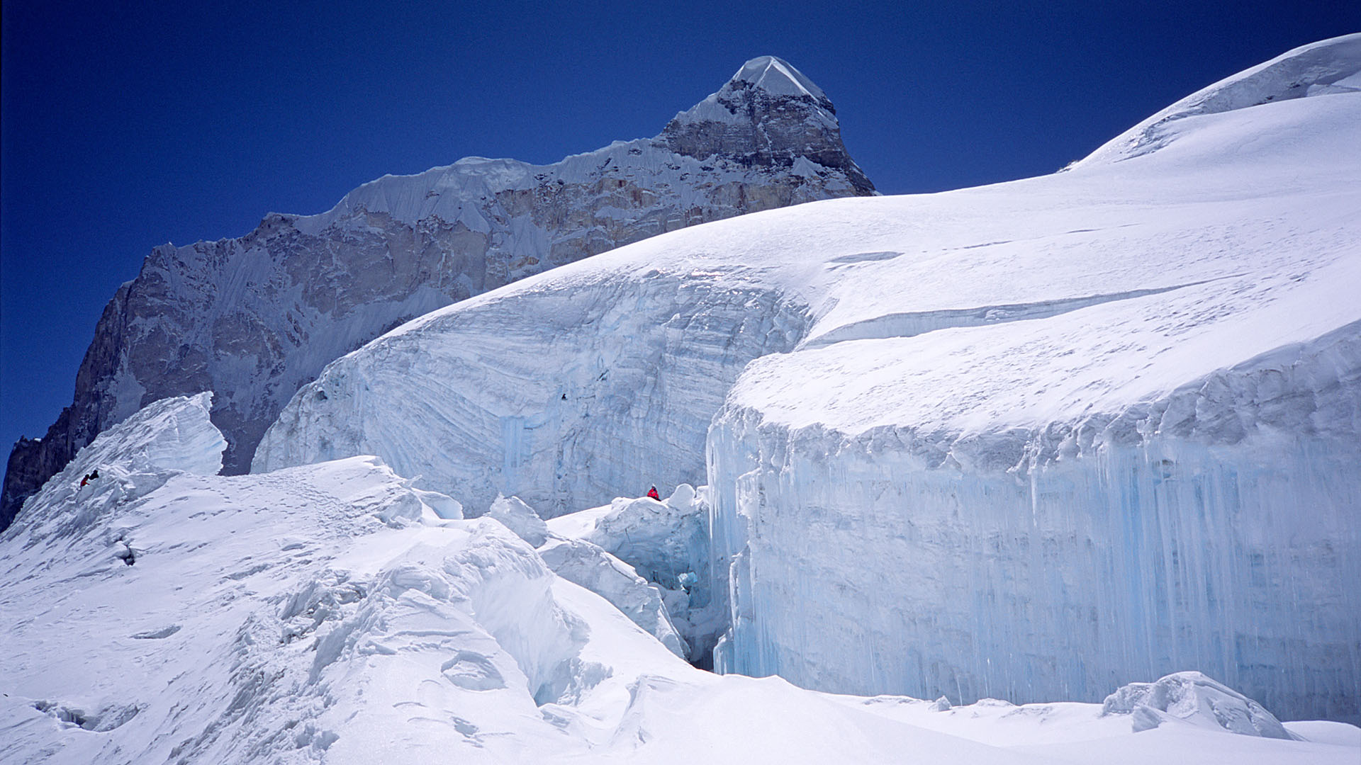 Een enorme gletsjerspleet blokkeert de route naar de top