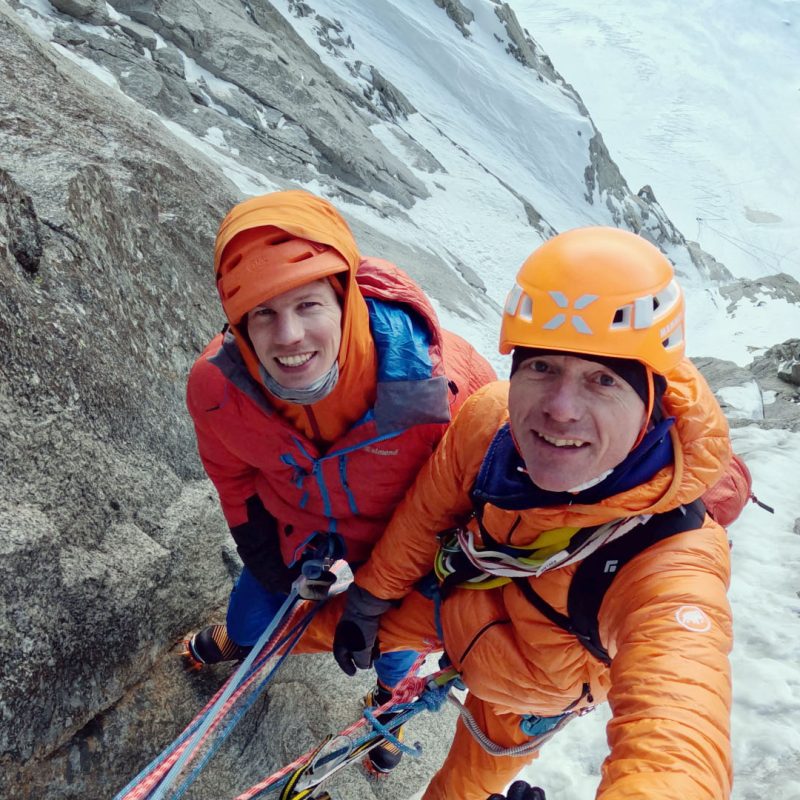 Samenwerken onder druk en risico. Fouten maken kan dodelijk zijn. Gelukkig zijn Menno Schokker en Melvin Redeker samen een goed team. Onderdelen van crew resource management worden ook hoog op de berg toegepast om fouten en ongevallen te voorkomen.