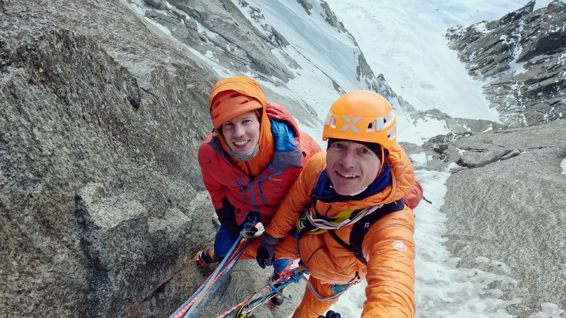 Samenwerken onder druk en risico. Fouten maken kan dodelijk zijn. Gelukkig zijn Menno Schokker en Melvin Redeker samen een goed team. Onderdelen van crew resource management worden ook hoog op de berg toegepast om fouten en ongevallen te voorkomen.